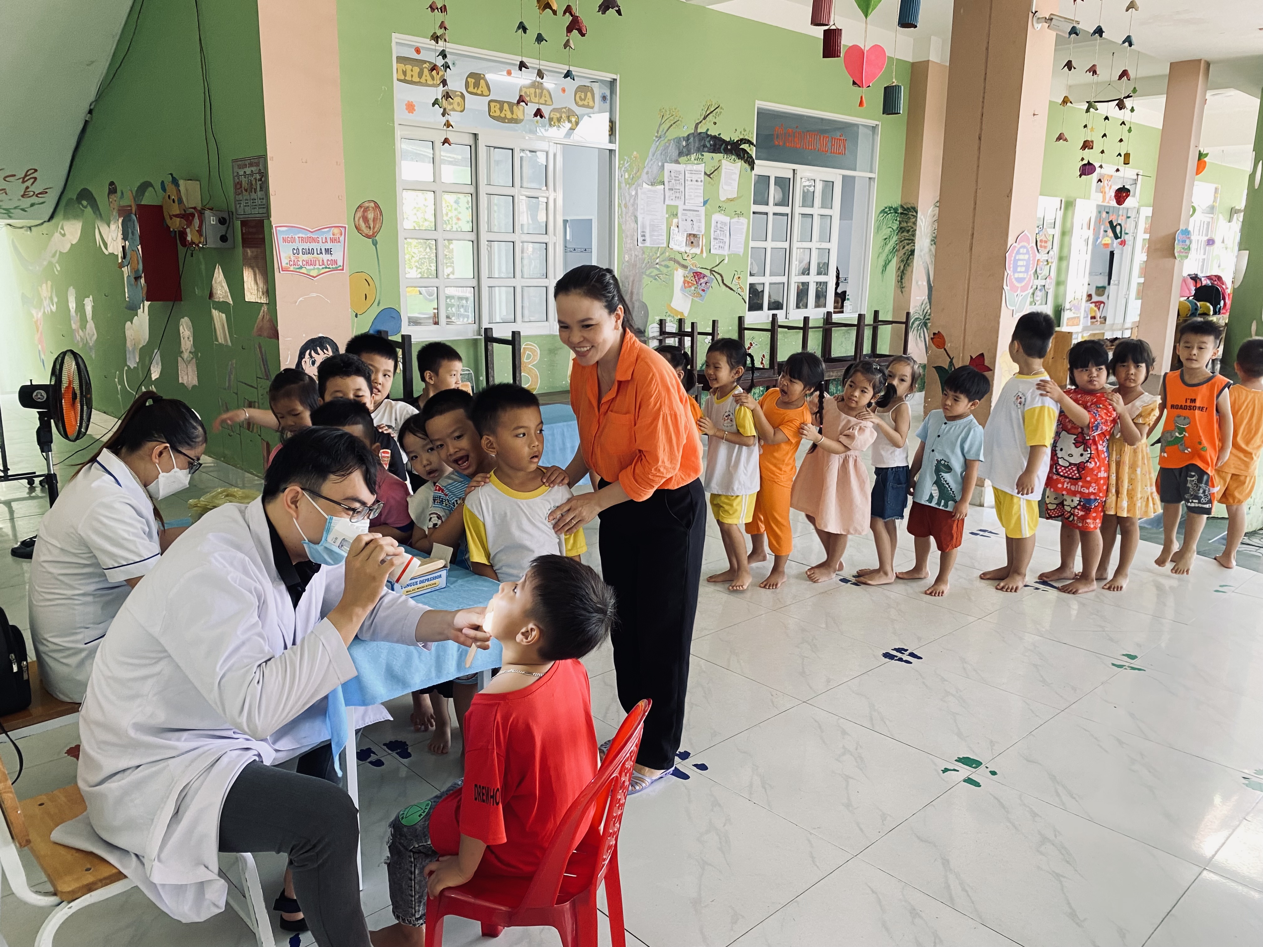 BÌNH TÂN: GIÁM SÁT, KHÁM SÀNG LỌC PHÁT HIỆN SỚM BỆNH TAY CHÂN MIỆNG TẠI TRƯỜNG MẪU GIÁO.